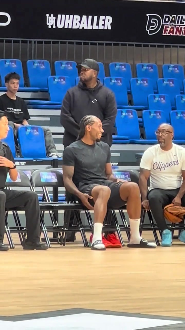 华体会APP-一改比赛中的严肃！莱昂纳德和随行人员交流场上情况 有说有笑