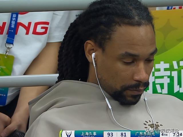 华体会官网-萨林杰末节戴耳机玩手机引球迷不满！“保障合同后 直接躺平滑水”